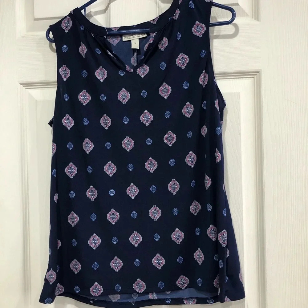Dana Buchman Women’s Medium Top Blouse Sleeveless Navy Print EUC